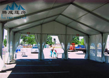 Klare Spanne außerhalb der Ereignis-Zelte mit Isolierwand für Familien-Parteien
